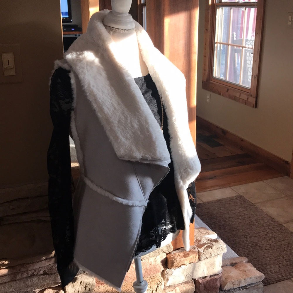 Chic Ivory Suede Faux Fur Vest